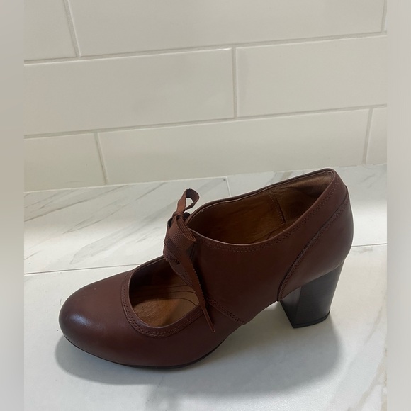 Clarks Indigo Mary Jane Heels with Bows - Picture 4 of 6